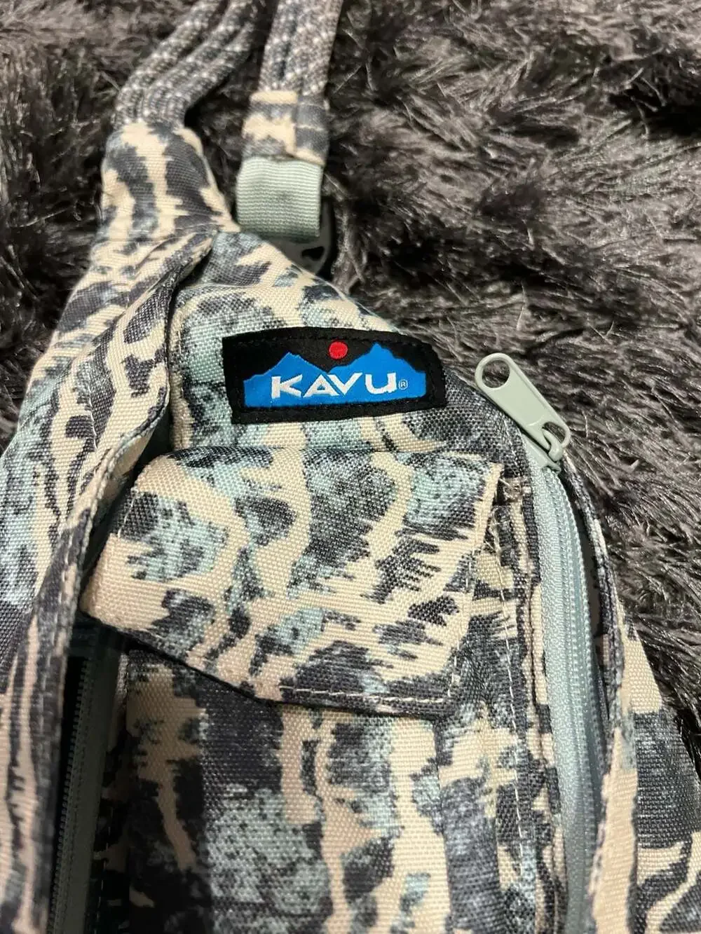 KAVU Rope Bag Sling Backpack Abstract Print - Picture 2 of 2